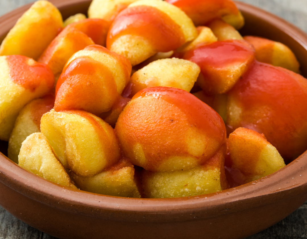 Patatas bravas et sa salade verte