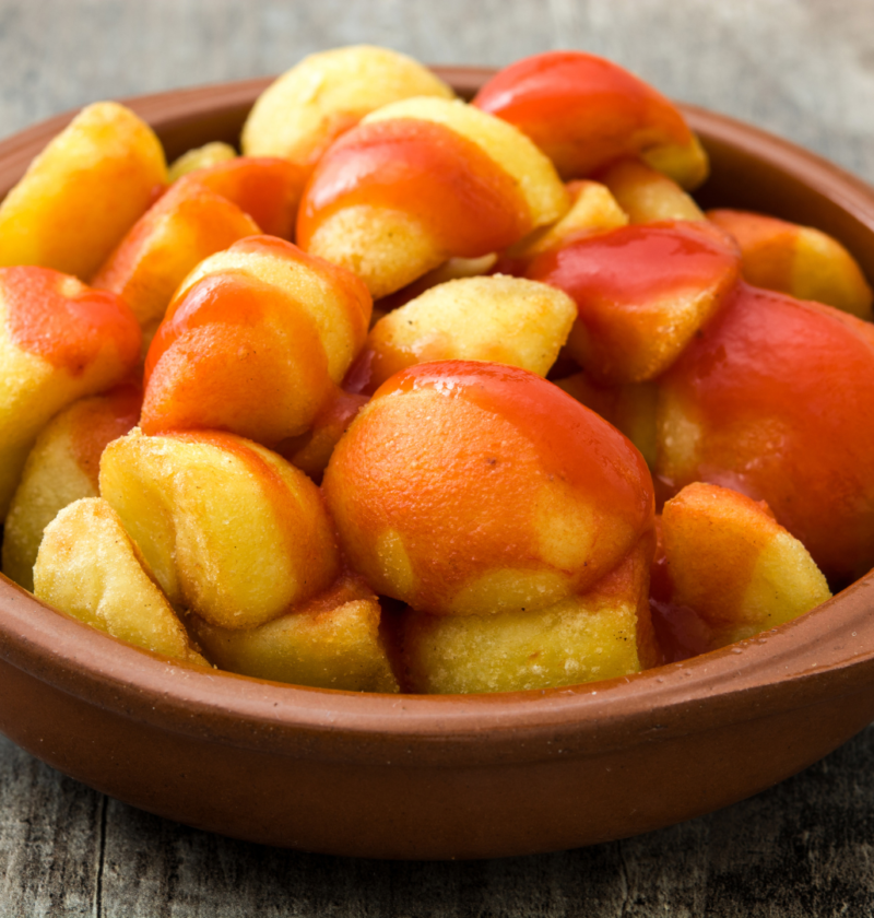 Patatas bravas et sa salade verte