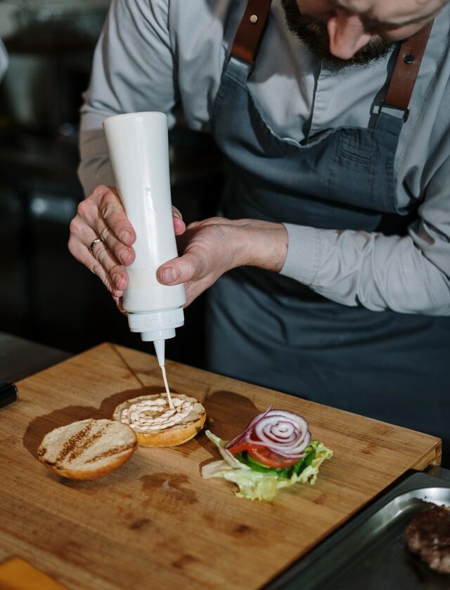 Burgers végétariens et salade de fèves