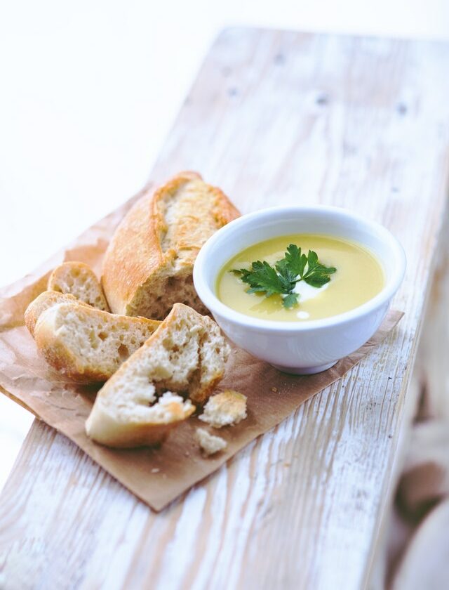 Soupe cerfeuil et tartines au brie