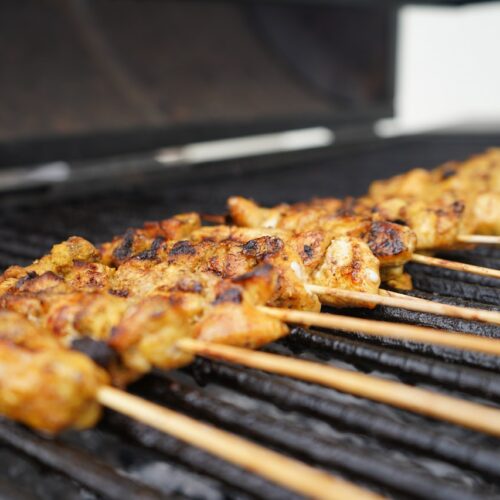 Brochettes de poulet, sauce cacahuètes et lait de coco