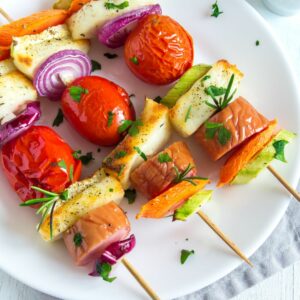 Brochette mini saucisse et légumes crus