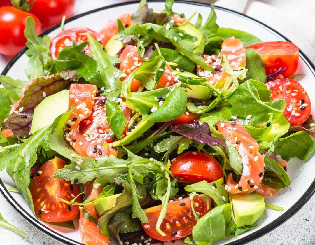 Salade d'épinards aux avocats et aux lardons