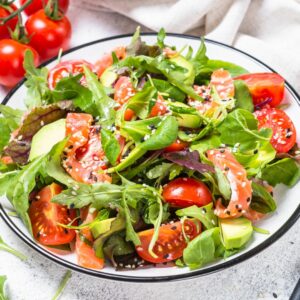 Salade d'épinards aux avocats et aux lardons