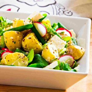 Salade pommes de terre, betterave, radis, oeuf